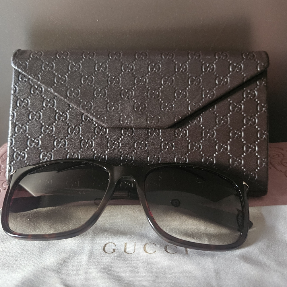 Classic Gucci Women's Brown Sunglasses With Case And Cleaning Cloth